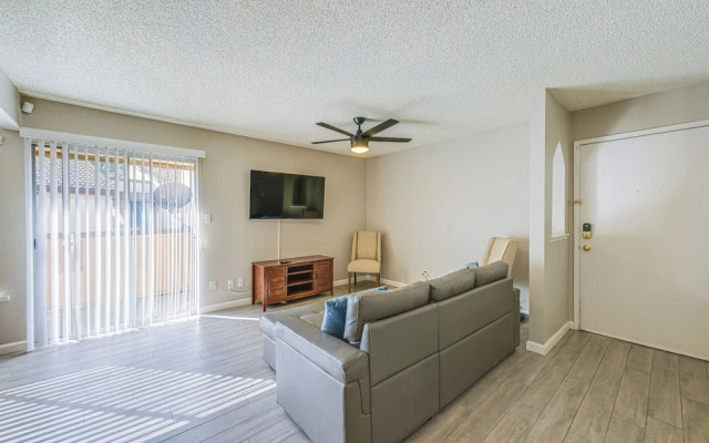 Cozy Fresno Condo w/ Balcony & Pool Access