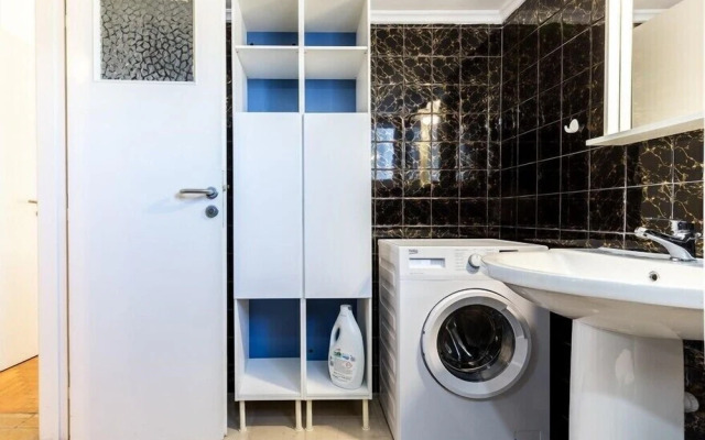 Central apartment with 5 bedrooms near the metro