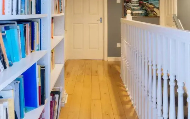 Stylish 3 Bedroom Apartment Near Hollyrood Park