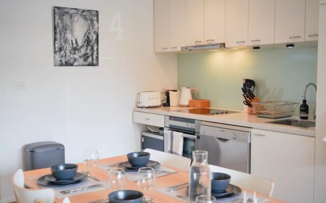 Modern 2 Bedroom Apartment Close To Beach and City