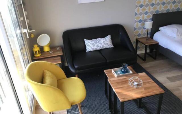 POILUS : Studio neuf avec PARKING