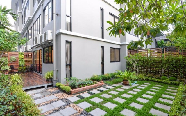 The Pad Silom Convent Serviced Apartment