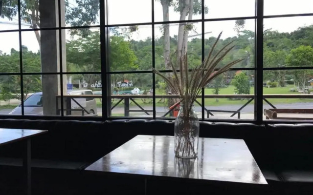 OYO 1167 Ban Pa Rim Khuean