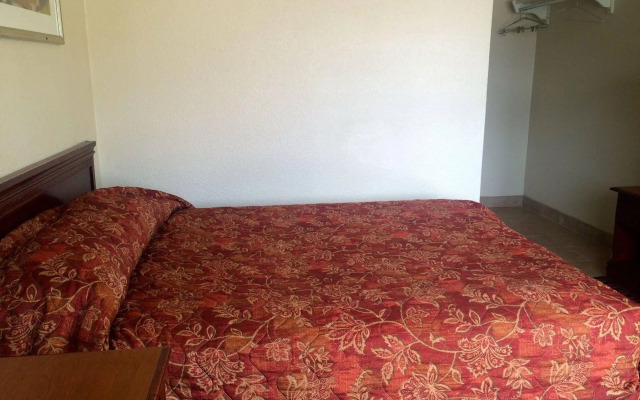 Red Carpet Inn - Opelika