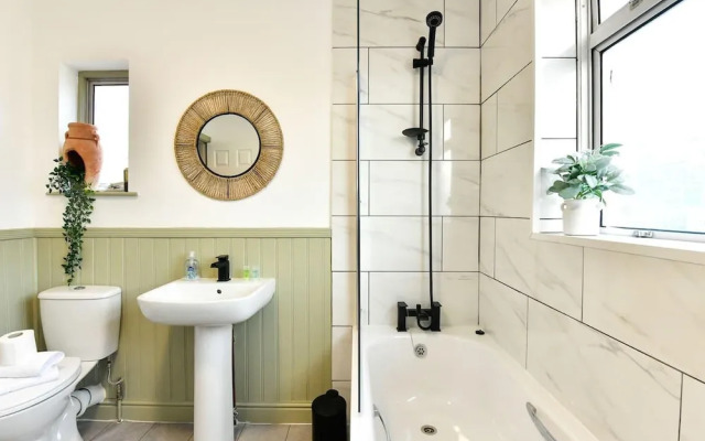 Stunning 3-bed House in Cardiff With Free Parking!