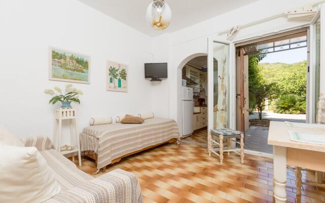 Effie Apartment in