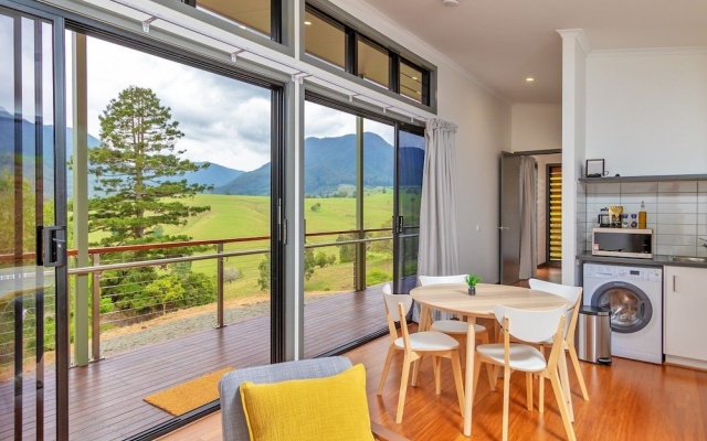 Worendo Cottages – Balcony – Barney View