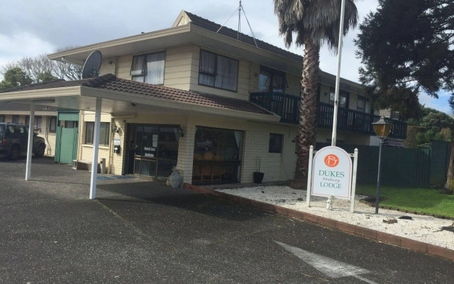 Dukes Midway Lodge