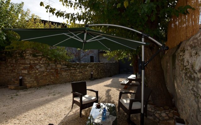 Ancient, Renovated Farmstead With Private, Equipped Garden. Only 3Km From The Lake