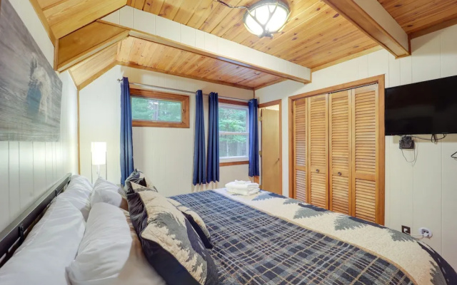 Deck, Fire Pit, & Grill: Beech Mountain Chalet