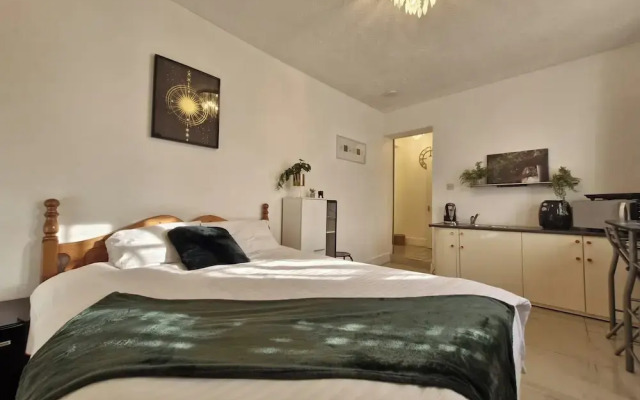Beachside Retreat - Pets Ok - Free Parking