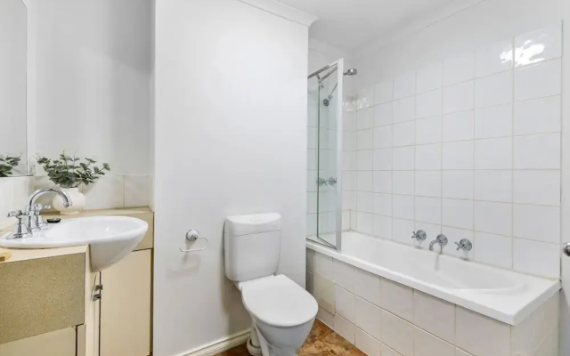 Chic 2-bed Apartment Near Albert Park