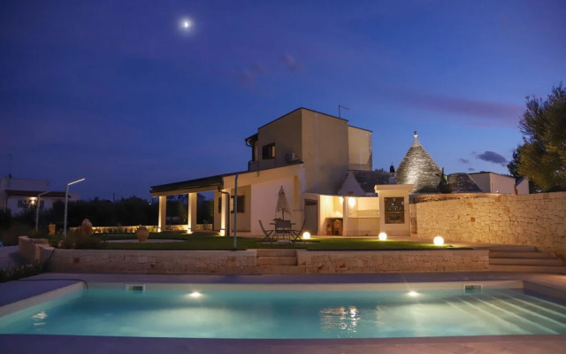 TD Trulli Saveni Trulli with Pool Near the Centre