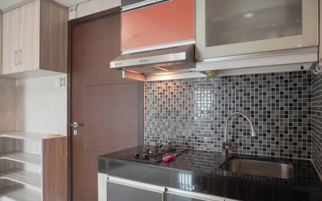Homey And Modern Studio At Sky Terrace Apartment