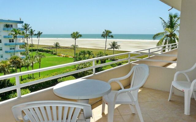 Cozy Beachfront Condo With Pool and Ocean Views