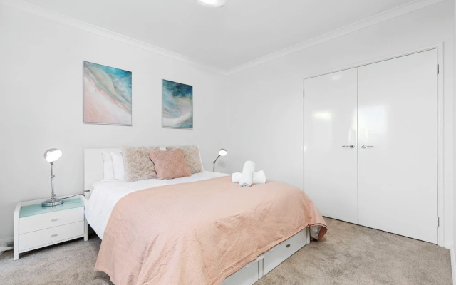 Walk to Beach Coastal Home in Coogee – Guest Rooms – Perth