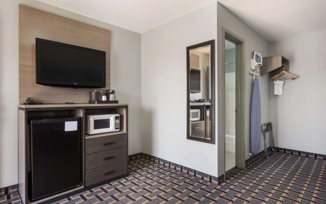 Knights Inn and Suites Salem