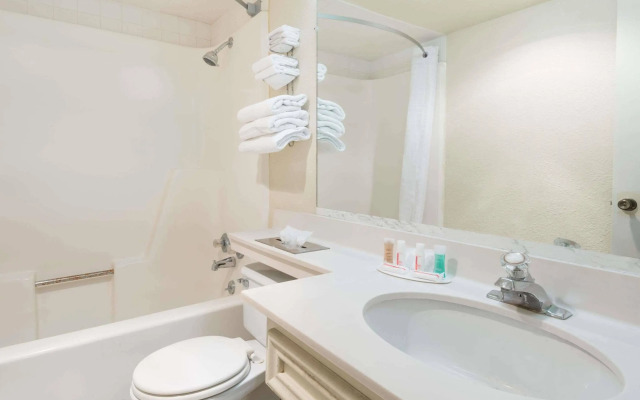 Travelodge by Wyndham Airport Platte City