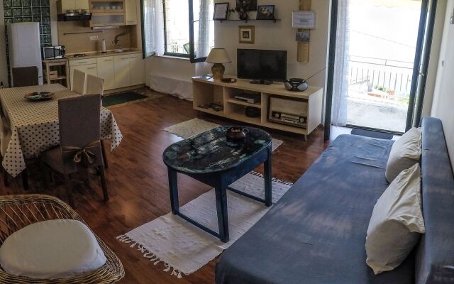 Apartment Iva - with beautiful view: A1 Omis, Riviera Omis
