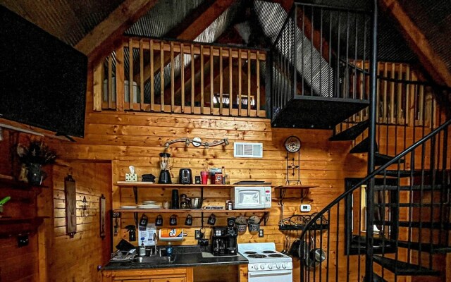 Bear Creek Lodge and Cabins in Helen Ga - Pet Friendly, River on Property, Walking Distance to downtown Helen