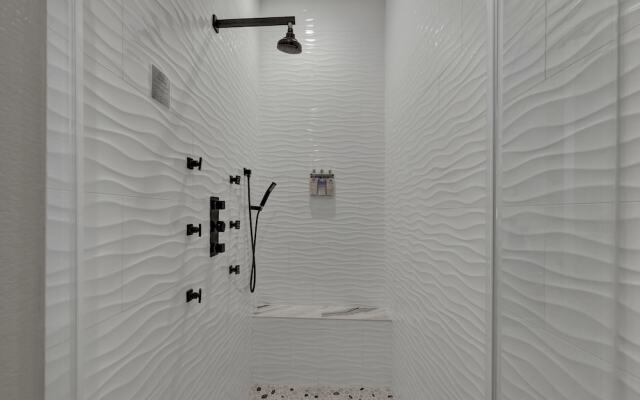 The Bentley Hotel - Sinatra Room - Hill Country View