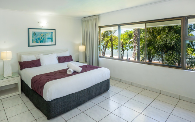 Roydon Beachfront Apartments – Guest Rooms – Cairns