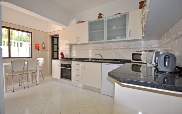 Spacious 4 Bedroom Villa Located in its own Grounds, With Private Pool and Bbq