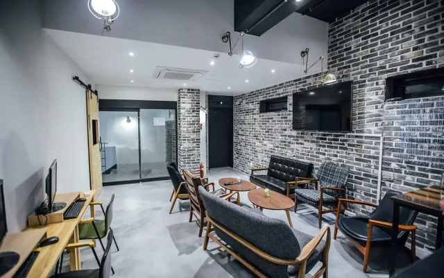 96 BUN'Z Travelers Lodge