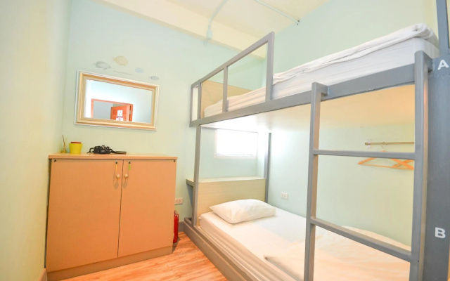 Good Day Hostel – Guest Rooms – Bangkok