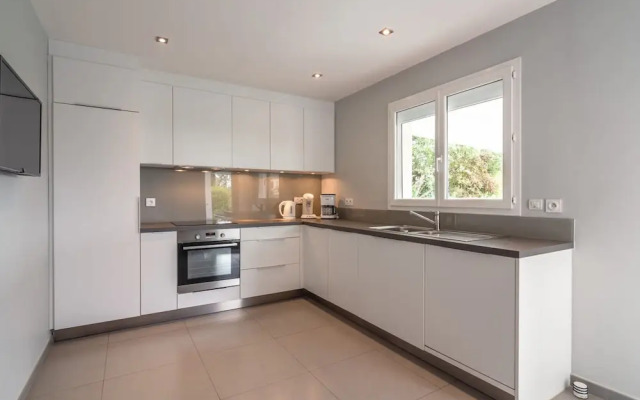 Villa w/ Palm Trees & Pool