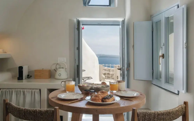 Lunar Sea Suite Hot-tub & Caldera View