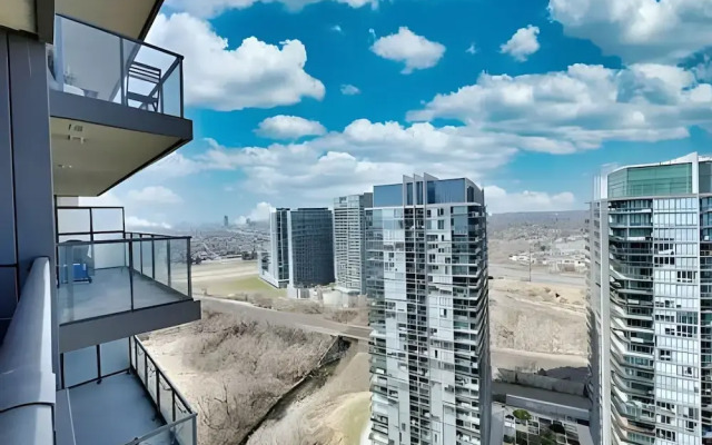 Gorgeous Condo By the Lake W/Parking