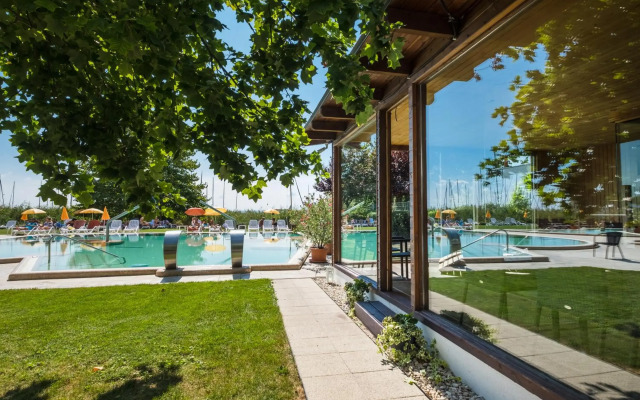 Hotel Golden Lake Resort