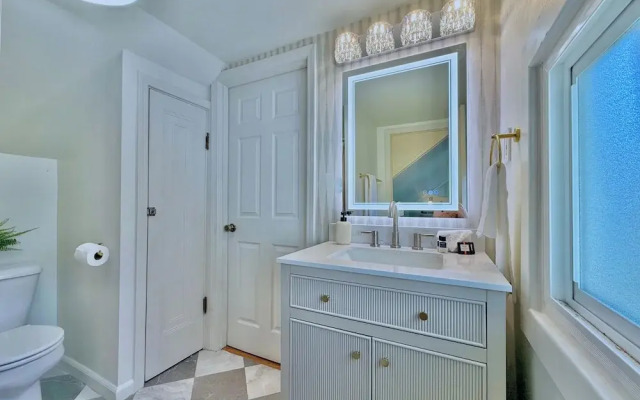 The Colonial Mt. Lebanon by Luxe PGH