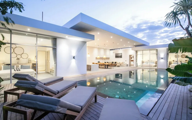 Spectacular 4BR Villa, 400m to Beachfront Elegance