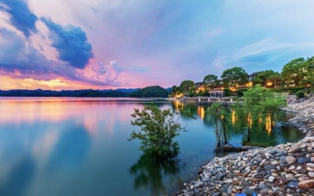 Warm Island Resort