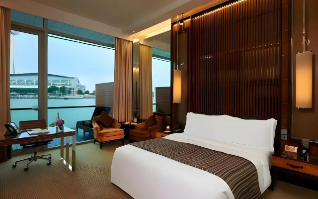 The Fullerton Bay