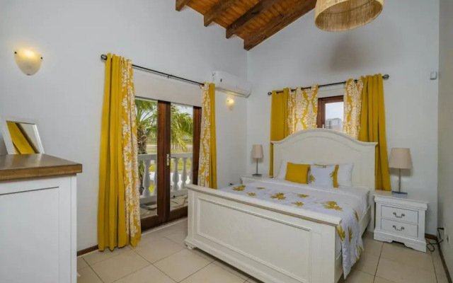 Villa Salina - 5BR w Pool Jacuzzi Sauna