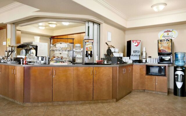 Super 8 By Wyndham High Level Ab