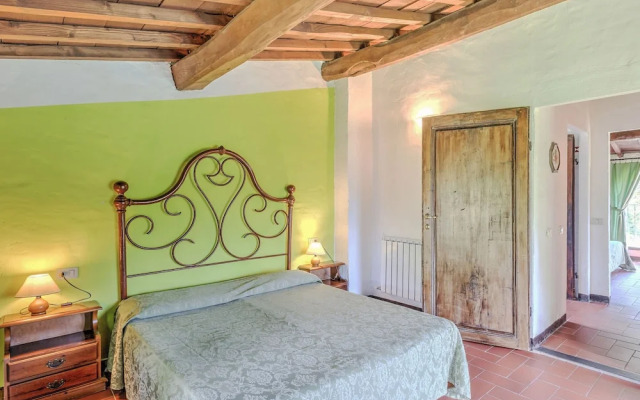 Attractive Farmhouse in Tuscany With Swimming Pool