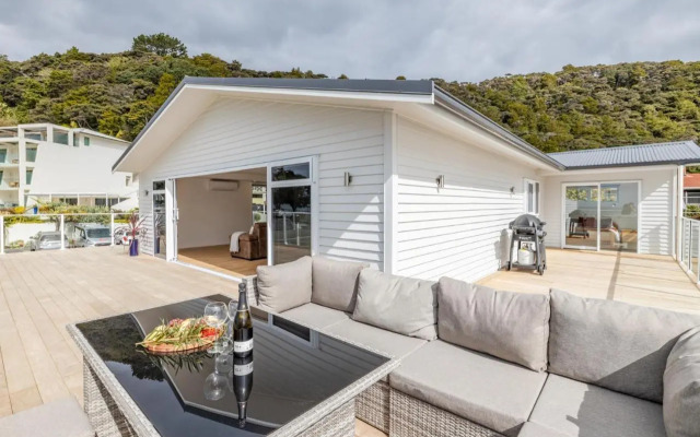 Waterfront Beach House - Paihia Holiday Home
