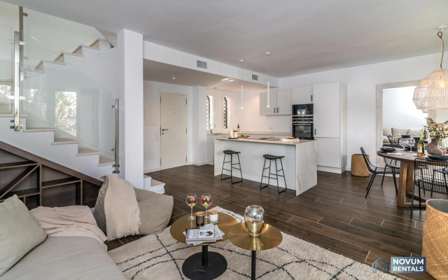 TOP RENOVATED 3-BDRM TOWNHOUSES with POOL, BBQ & ROOFTOP TERRACES
