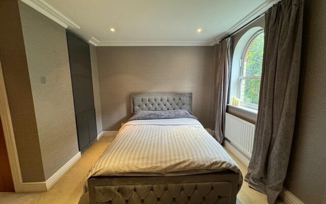 Luxury Apartment In London - Pool Spa & Gym