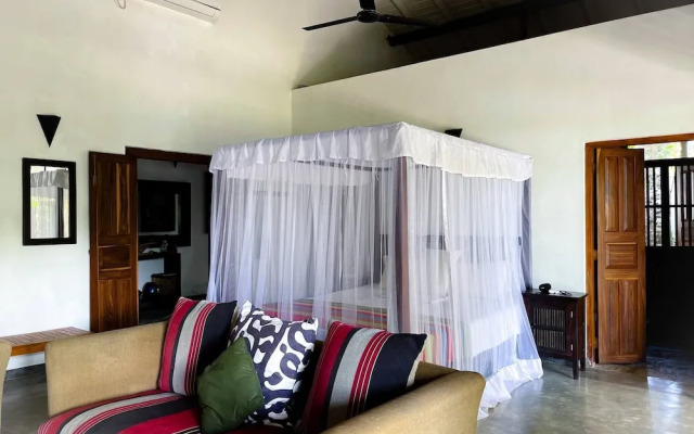3-bedroom Lakeside Villa With Pool in Ahangama
