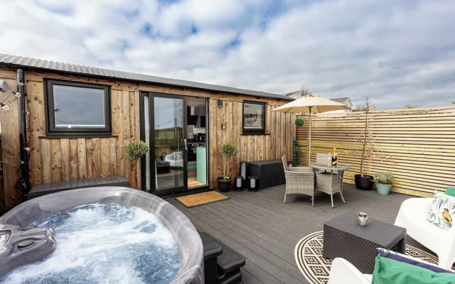 Willows Rest - 1 Bed Shepherd's Hut - Pentlepoir