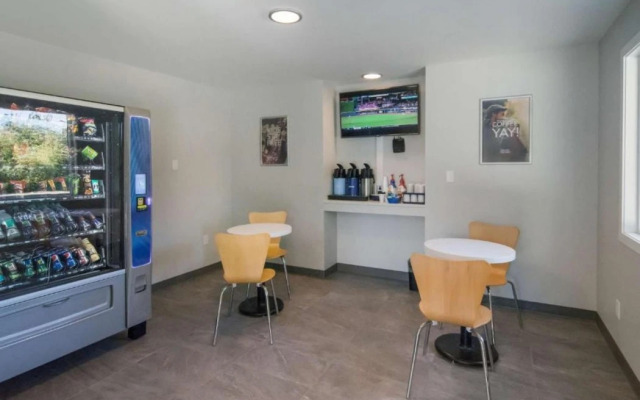 Motel 6 Victoria Airport Saanichton