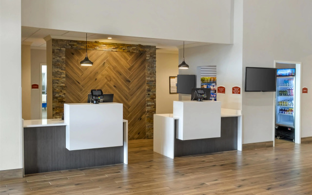 B/W Plus Elizabethtown Inn & Suites