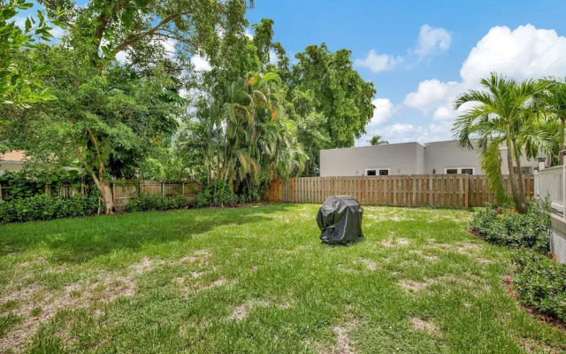 Sunshine Getaway Sleeps 4!
