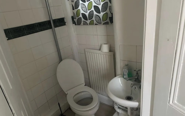 Spacious House- Parking, Garden & Central Location
