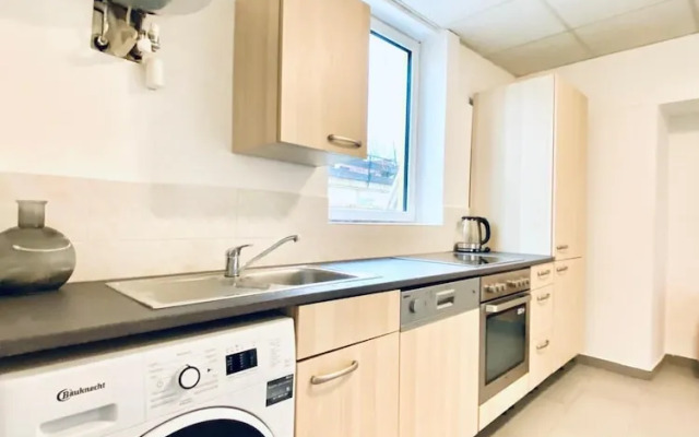 Stylish Shared 3-Bedroom Stay Near City